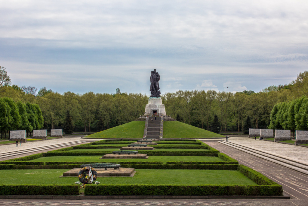 Памятники в парке